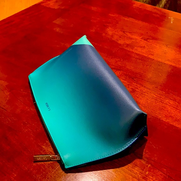 La Mer Handbags - LA MER cosmetic bag NWOT + free gift 🎁